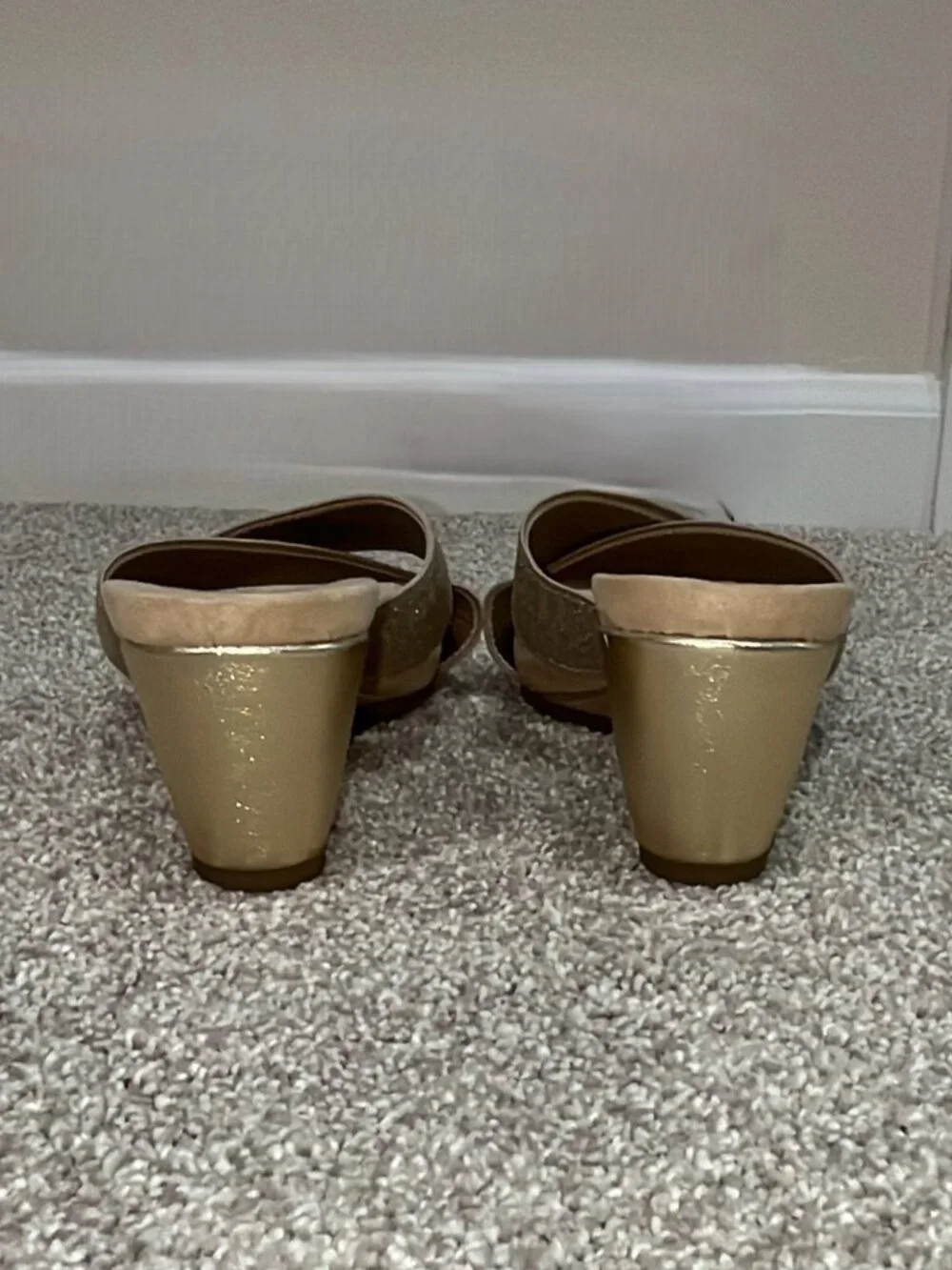Bandolino Gamma Gold Glitter Elastic Strap Wedge Slide Sandals Size 6.5 NWT